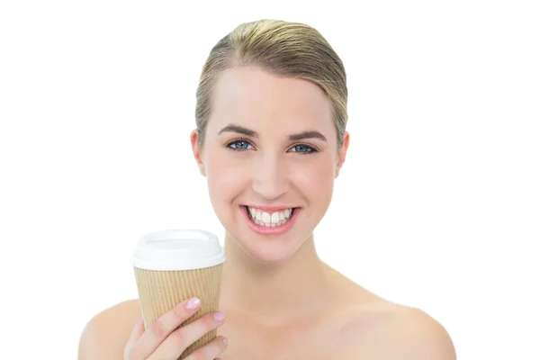 Sonriendo atractiva rubia sosteniendo taza de café — Foto de Stock