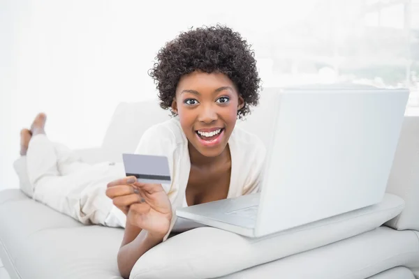 Sorridente bella bruna shopping online utilizzando il suo computer portatile — Foto Stock