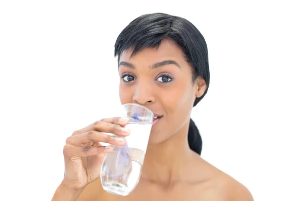 Divertente donna dai capelli neri che beve un bicchiere d'acqua — Foto Stock