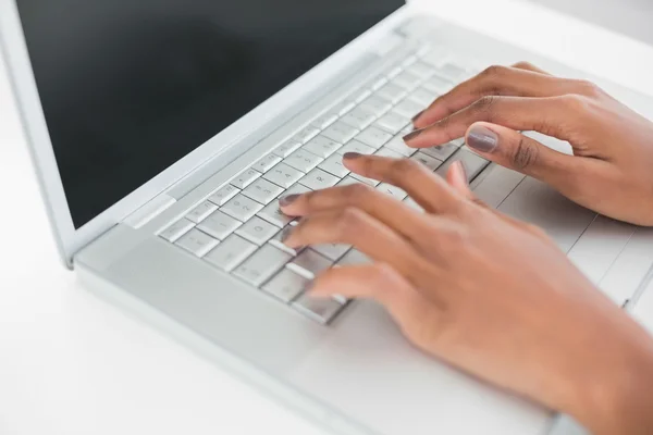 De cerca en las manos de las mujeres escribiendo en su portátil — Foto de Stock