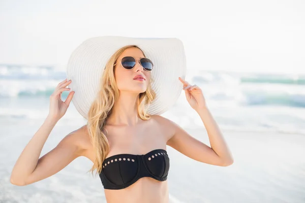 Sexy bionda in bikini elegante con cappello di paglia e occhiali da sole — Foto Stock