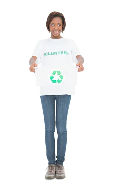 Bonito voluntario sosteniendo caja de reciclaje — Foto de Stock