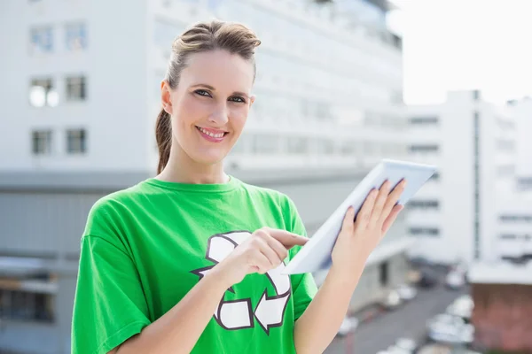 Mujer alegre usando camiseta de reciclaje usando tableta — Foto de Stock