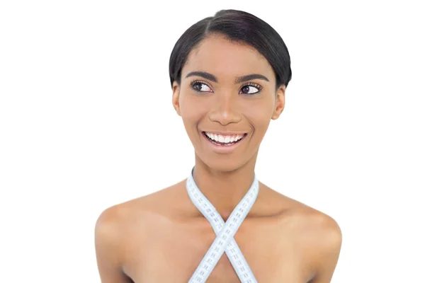 Sorrindo modelo natural com fita métrica em torno de seu pescoço — Fotografia de Stock