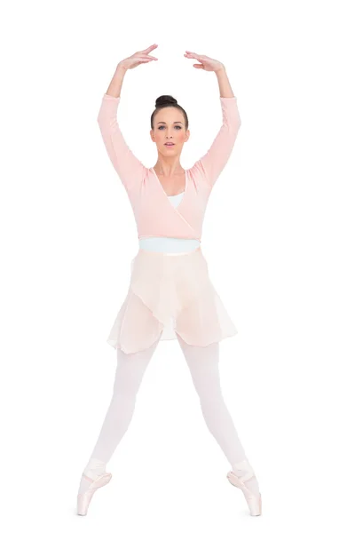 Fokussierte attraktive Ballerina auf ihren Zehenspitzen stehend — Stockfoto