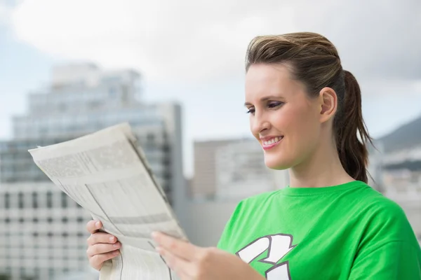 Activista ambiental leyendo periódico — Foto de Stock