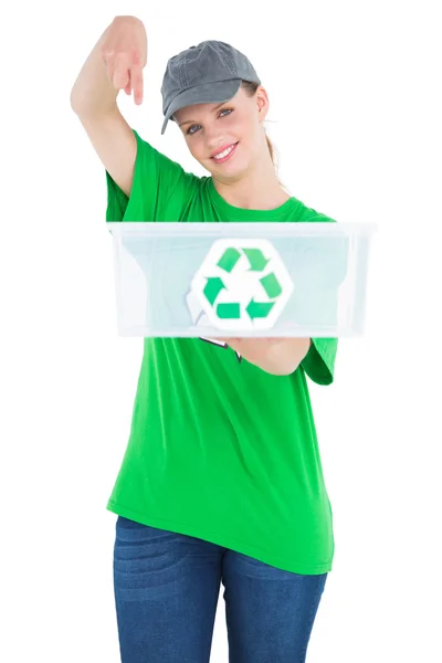 Ativista muito ambientalista alegre mostrando uma caixa de reciclagem — Fotografia de Stock
