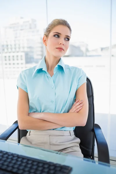 Durchdachte elegante Geschäftsfrau, die die Arme verschränkt — Stockfoto