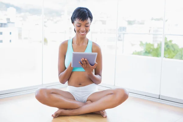 Zadowolony czarnych włosach kobiety przy użyciu komputera typu tablet — Zdjęcie stockowe
