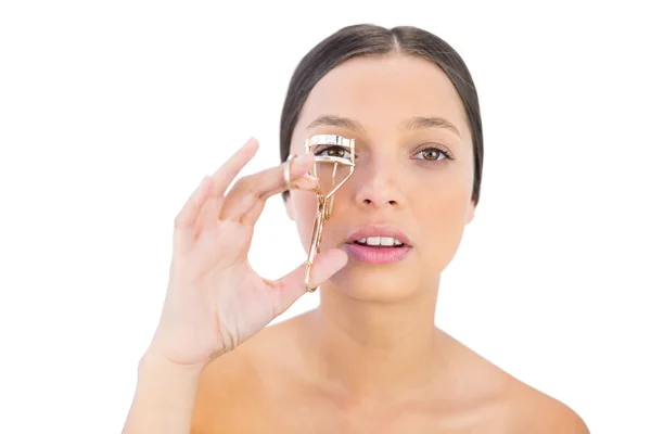 Gorgeous bare model using eyelash curler — Stock Photo, Image