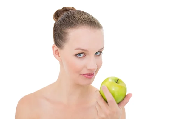 Přírodní docela blondýna model drží jablko — Stock fotografie