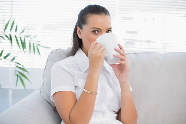 Spokojnej atrakcyjna kobieta pije kawę — Zdjęcie stockowe