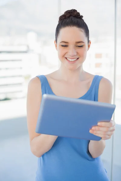 Sonriendo hermosa mujer usando tableta pc — Foto de Stock