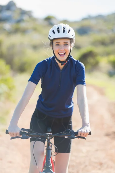 Femme heureuse avec vélo — Photo
