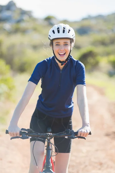 Mulher feliz com bicicleta — Fotografia de Stock