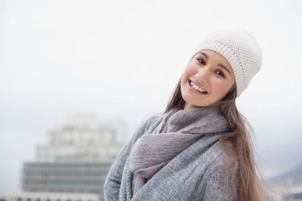 Посміхаючись красива брюнетка з зимовим одягом на позі — стокове фото