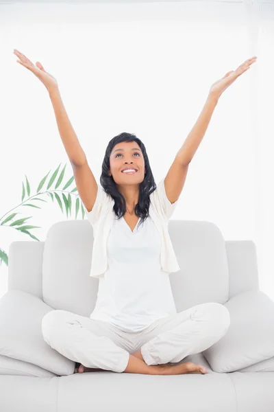 Glada svart haired kvinna i vita kläder att höja armarna — Stockfoto
