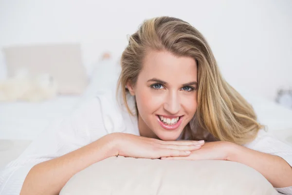 Uśmiechający się wspaniały model leżąc na łóżku — Zdjęcie stockowe