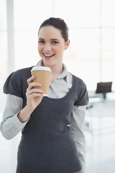 Sorrindo jovem empresária segurando café — Fotografia de Stock