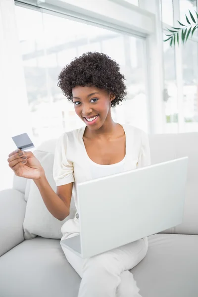 Χαμογελώντας πανέμορφη γυναίκα με τη χρήση της πιστωτικής κάρτας να αγοράζουν σε απευθείας σύνδεση — Φωτογραφία Αρχείου