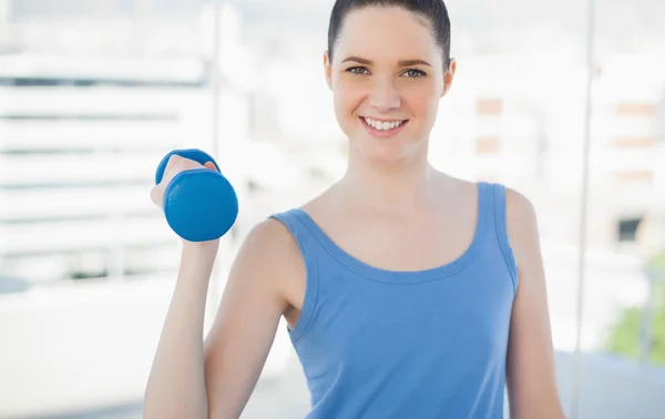 Sorridente donna sportiva che si esercita con i manubri — Foto Stock