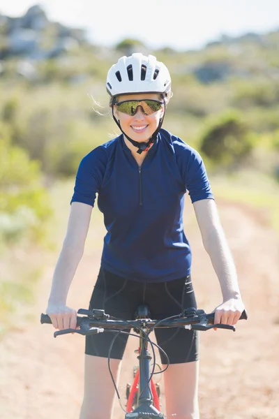 Mulher usando capacete em sua bicicleta — Fotografia de Stock