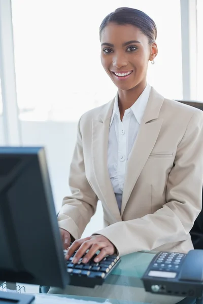 Femme d'affaires joyeuse travaillant sur son ordinateur — Photo