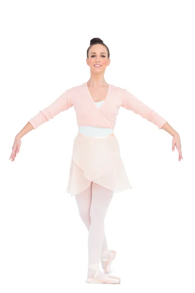 微笑有吸引力芭蕾舞演员站在一种姿态 — 图库照片