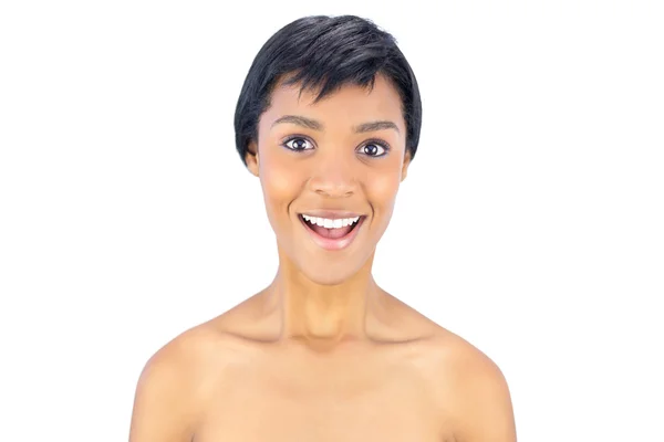 Sorprendida mujer de pelo negro sonriendo a la cámara — Foto de Stock