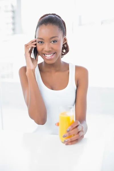 Cheerful woman calling with her mobile phone — Stock Photo, Image