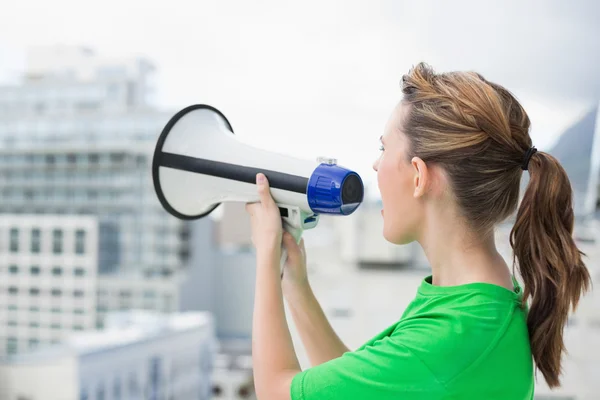 Vue latérale de la femme utilisant un mégaphone — Photo