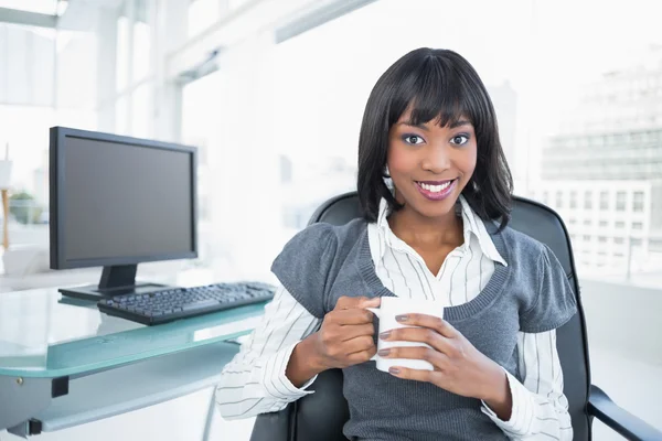 Femme d'affaires souriante tenant tasse — Photo