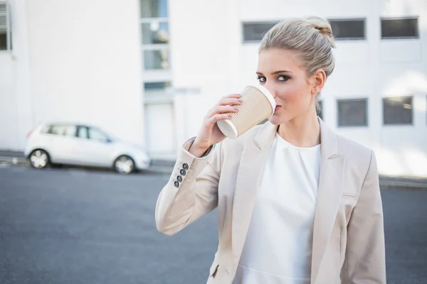 Enthousiaste femme d'affaires élégante boire du café — Photo