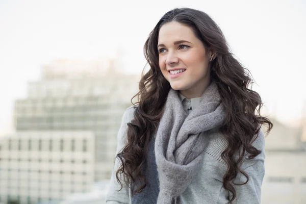 Mulher bonita alegre em roupas de inverno posando — Fotografia de Stock