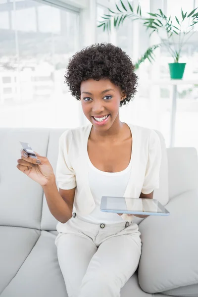 Attractive brunette using her credit card to buy online — Stock Photo, Image
