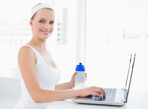 Cheerful pretty sportswoman looking at camera — Stock Photo, Image