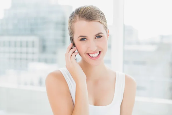 Mulher loira sorridente ao telefone — Fotografia de Stock