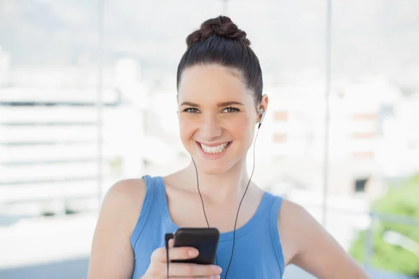 Attraktive schlanke Frau hört Musik — Stockfoto