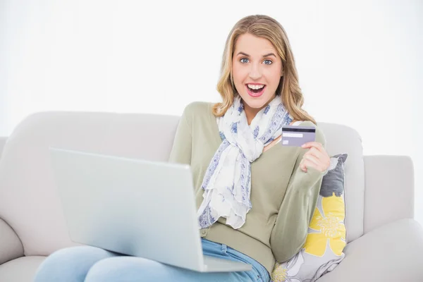 Sorrindo bonito loira usando seu cartão de crédito para comprar online — Fotografia de Stock