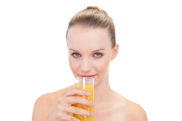 Natural pretty blonde model drinking orange juice — Stock Photo, Image