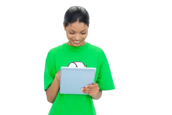 Modelo sorrindo vestindo reciclagem tshirt segurando tablet — Fotografia de Stock