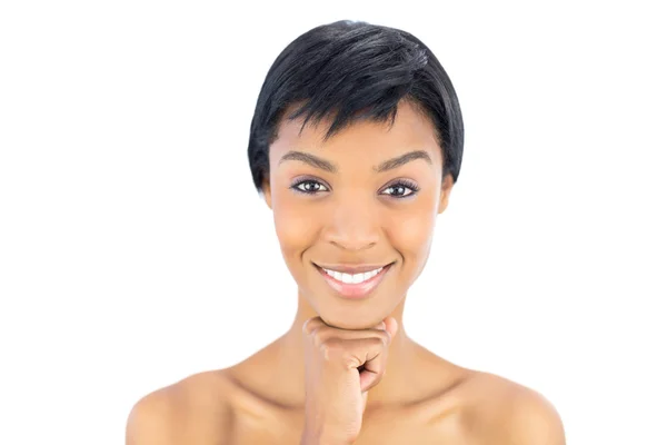 Joyeuse femme aux cheveux noirs posant en regardant la caméra — Photo