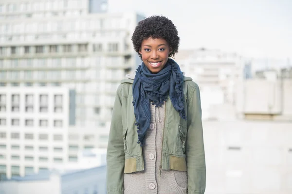 Lächelnde wunderschöne Frau posiert draußen — Stockfoto