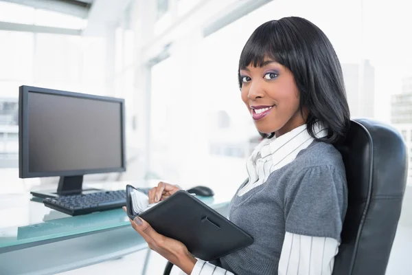 Smiling businesswoman holding datebook — Stock Photo, Image