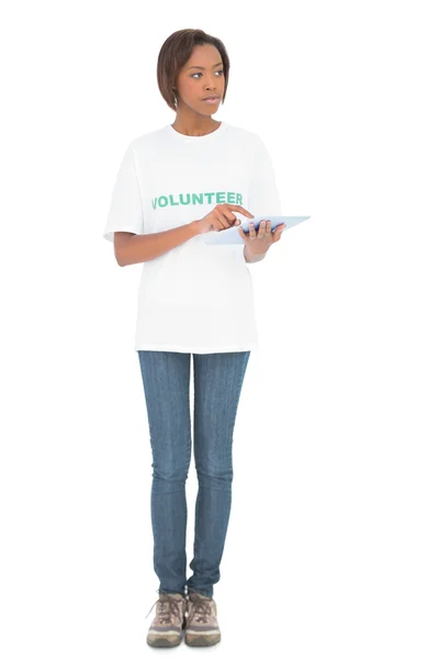 Миролюбивая женщина-волонтер с помощью планшетного компьютера — стоковое фото