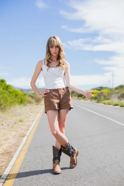 Mysterious attractive woman posing while hitchhiking — Stock Photo, Image