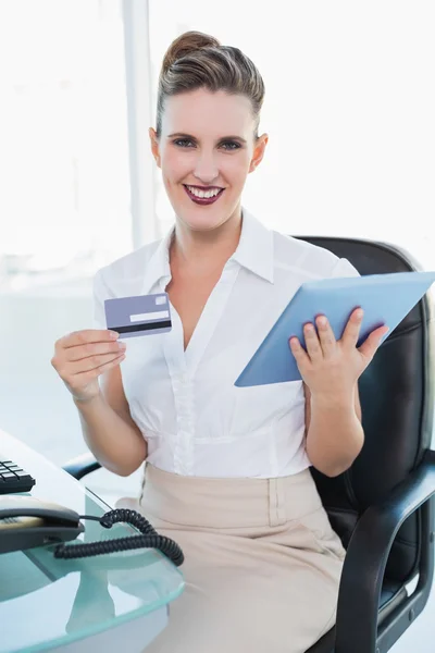 Feliz mujer de negocios elegante celebración de la tableta PC y tarjeta de crédito —  Fotos de Stock