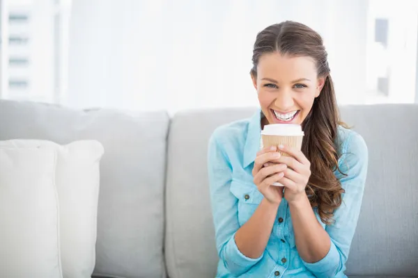 Mooie vrouw houden kopje koffie — Stockfoto