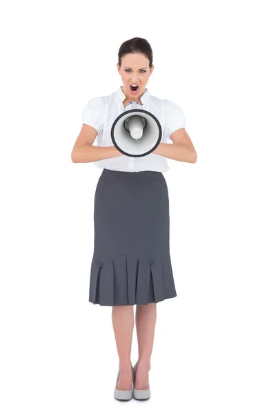 Злая деловая женщина, кричащая в свой мегафон — стоковое фото