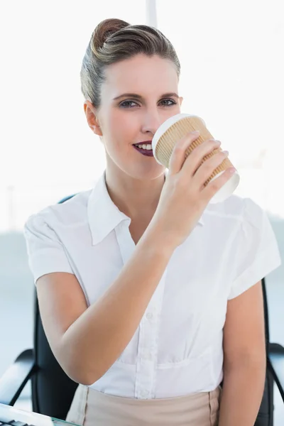 Stijlvolle zakenvrouw drinken koffie — Stockfoto